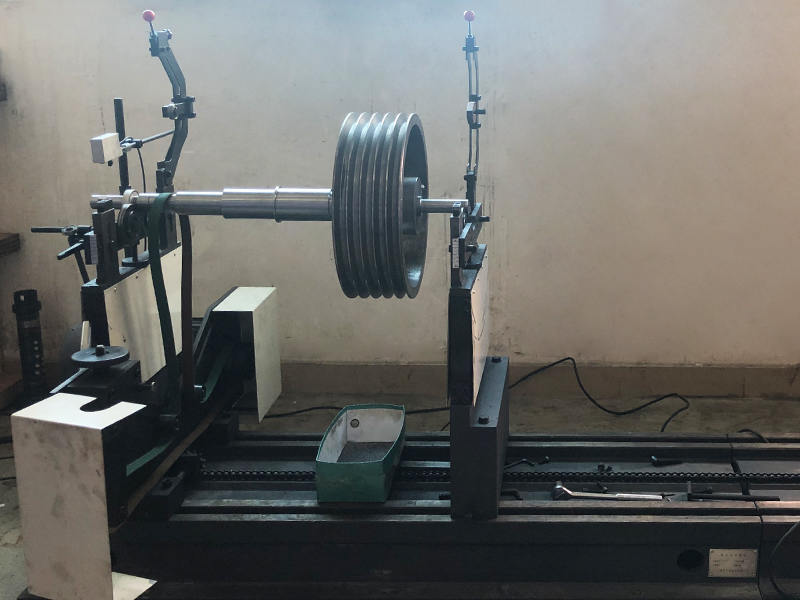 Dynamic balancing test machine