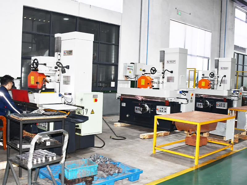 Flat grinding table