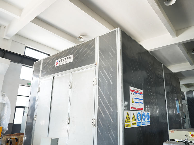 Sand blasting and descaling room
