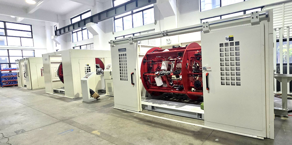 High-speed parallel-feed planetary stranding and cabling machine
